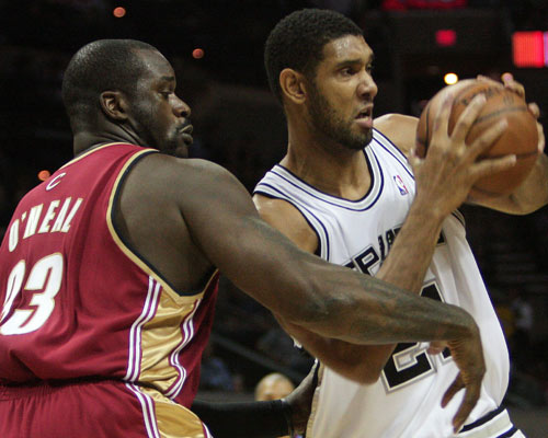 曼联主场迎战西汉姆联，两队均形势不佳，曼联有望取胜。