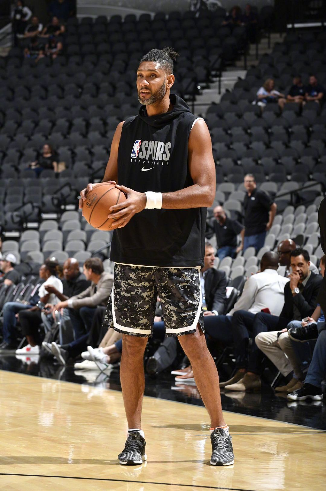 尼克斯队记：麦克布莱德X光检查显示无结构性损伤