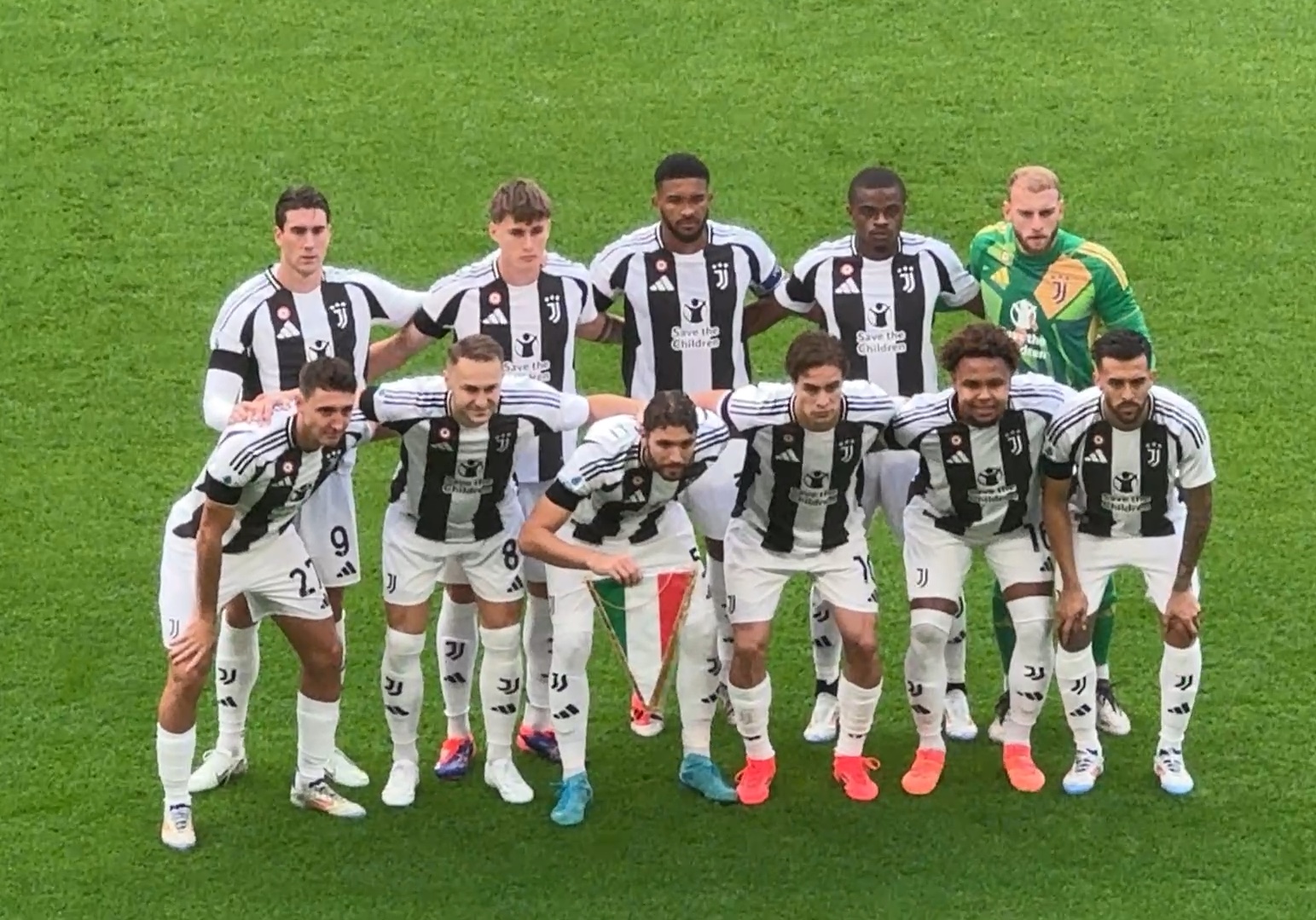 教练公开怒喷裁判，记者会炸裂