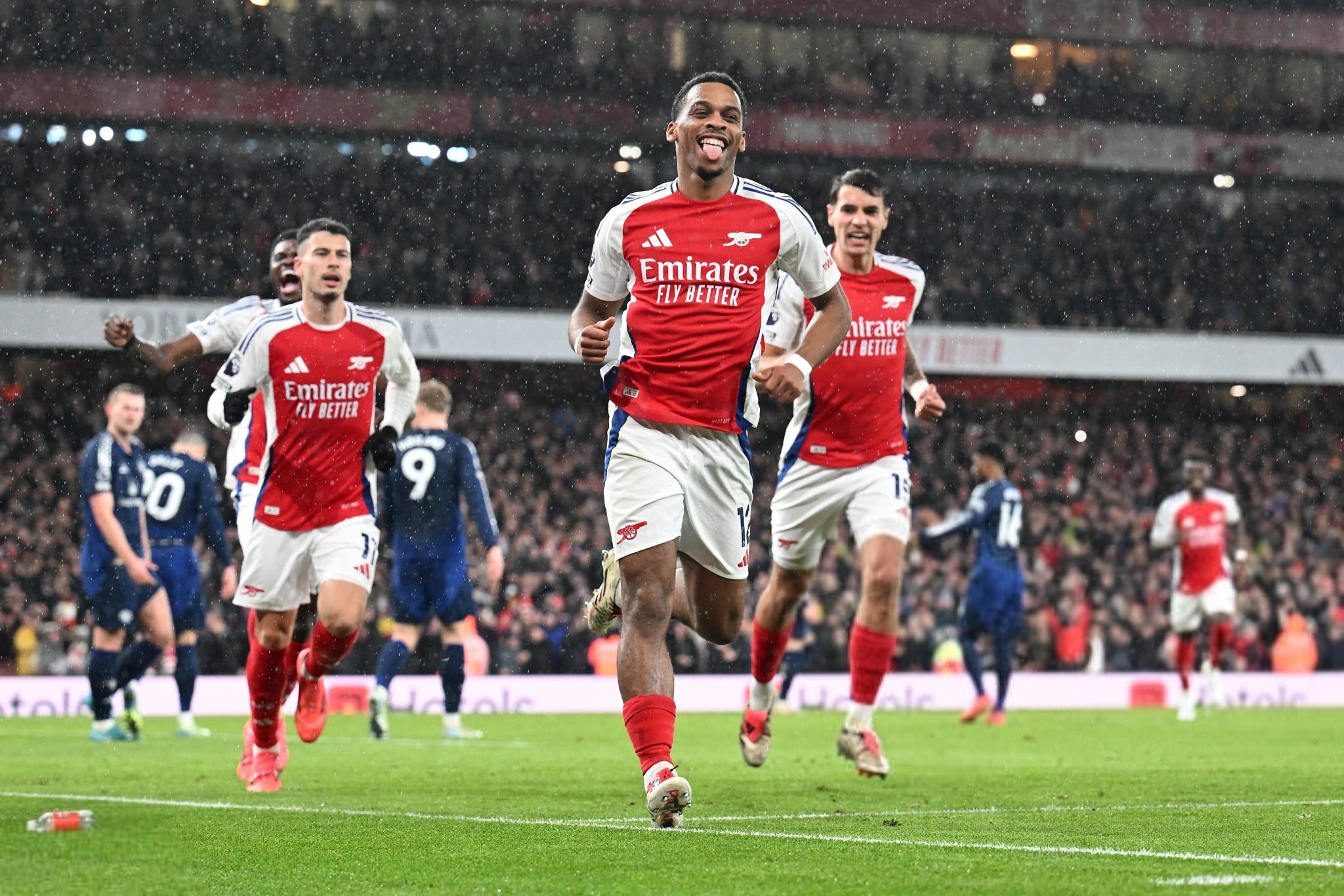 詹姆斯助攻队友完成精彩扣篮