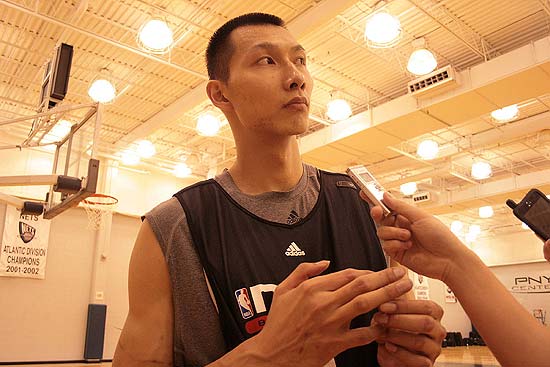 人之常情美女从身前走过，穆帅眼神疑似忍不住跟随